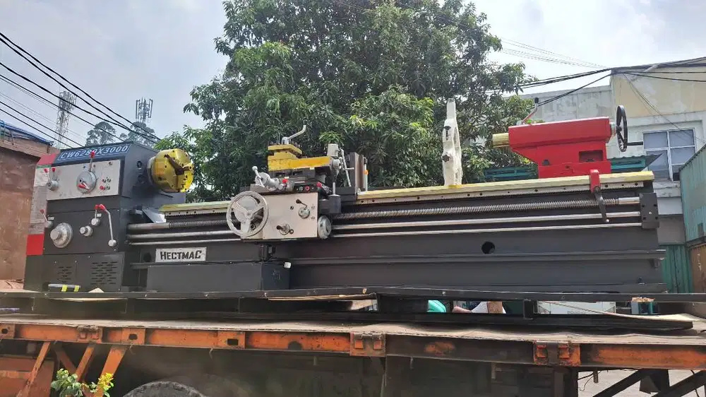 Mesin bubut HECTMAC CW6280 x 3000 Heavy Duty Lathe