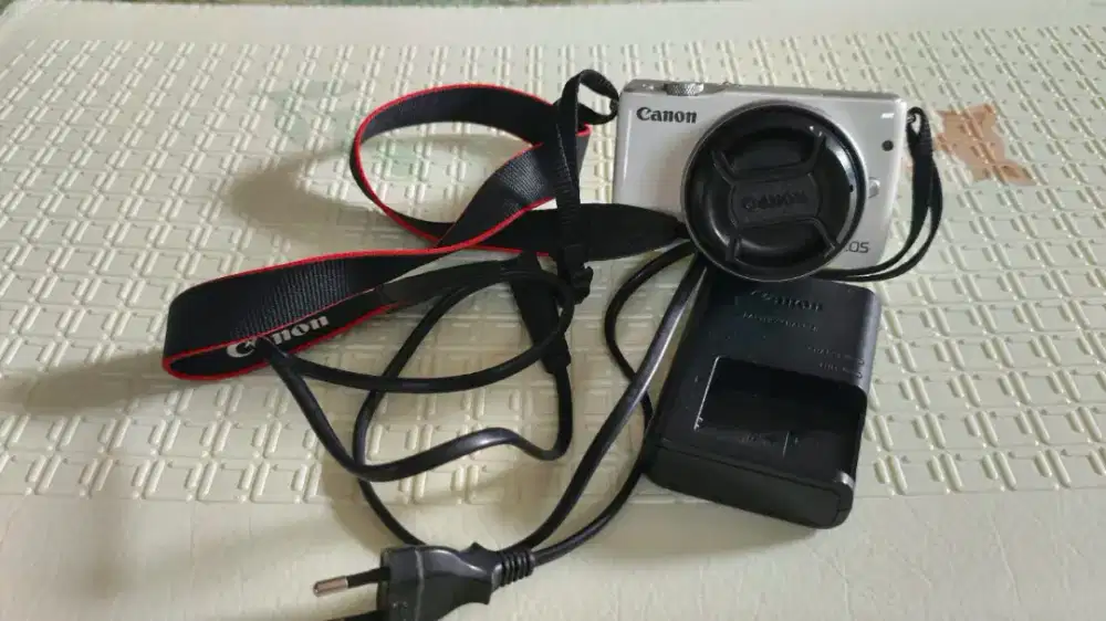 Kamera Canon m10 lensa kit 15-45mm (tidak dengan SD card)
