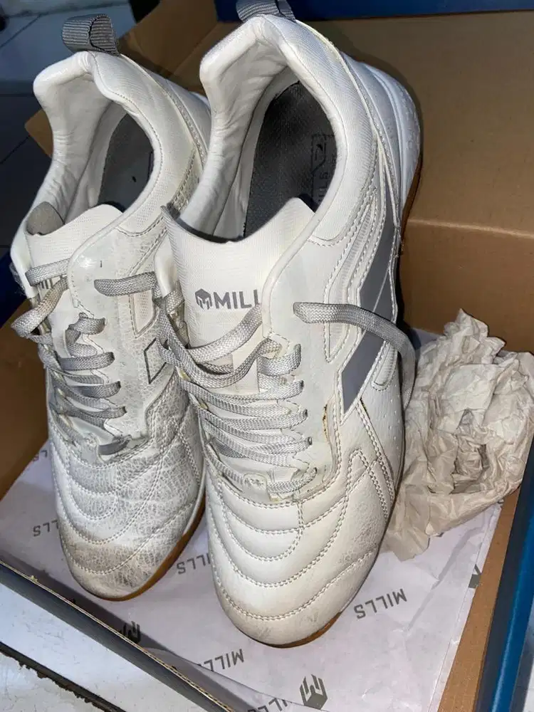 Sepatu futsal kondisi masih oke banget cuma kotor aja