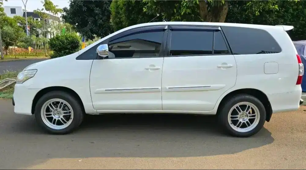 toyota kijang innova (2014)