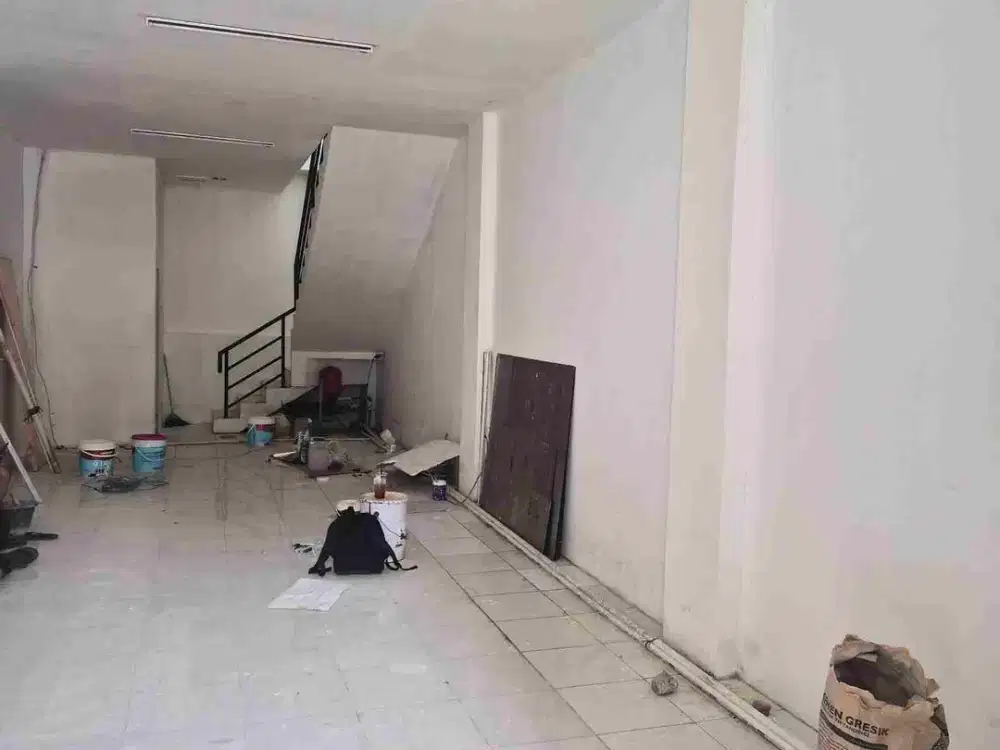 TERMURAH RUKO DI GANDARIA JAKARTA SELATAN AKSES STRATEGIS DEKAT MALL DISEWAKAN dan DIJUAL DENGAN 3 LANTAI TERENOVASI