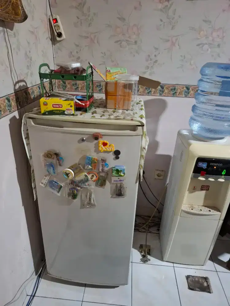 Dijual segera  b u dan mau pindah kulkas 1 pintu merk sharp .