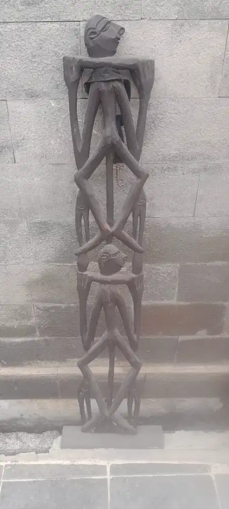 Seni ukir patung kayu keras