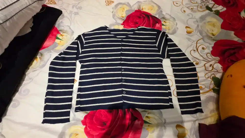 Cardigan salur navy putih