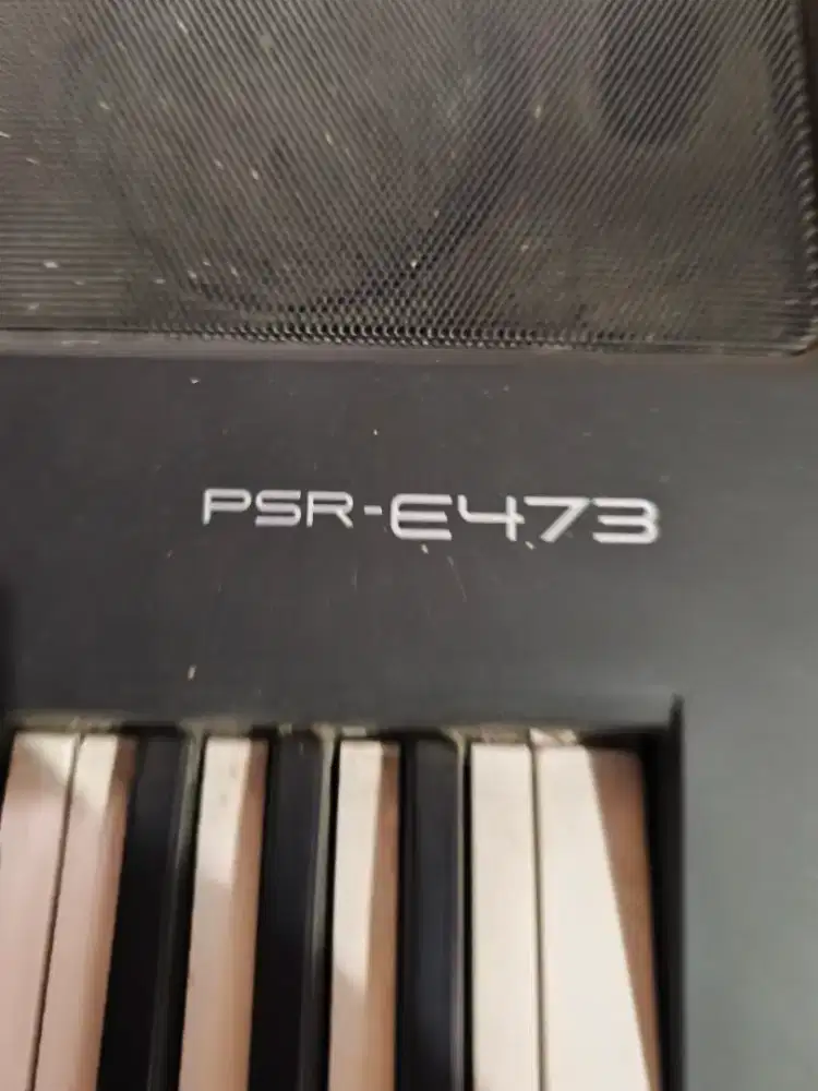 Keyboard Yamaha PSR-E473, minus layar LCD tidak terlihat