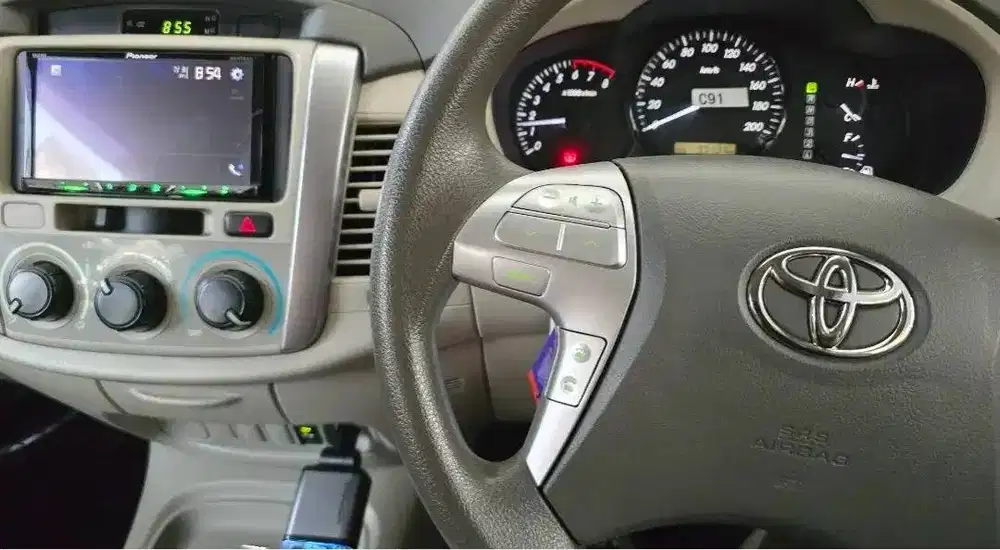 toyota kijang innova (2014)