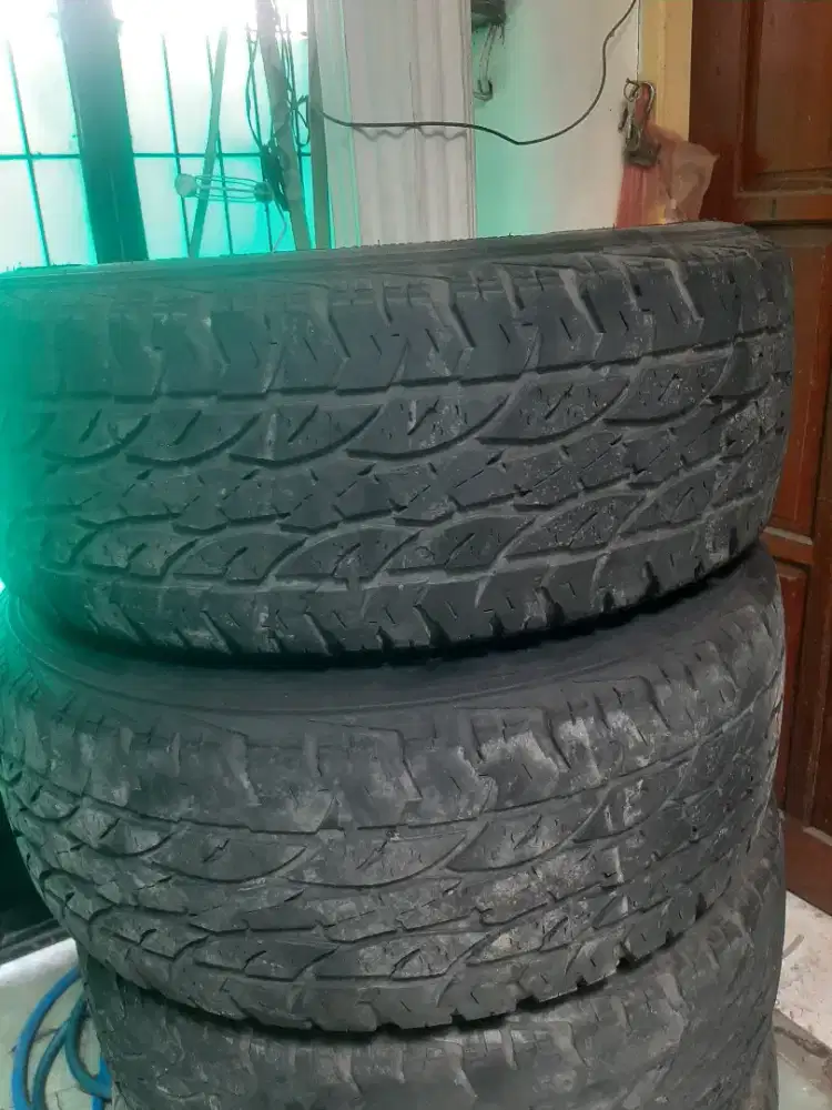 Ban R17 265/ 65 bisa utk fortuner