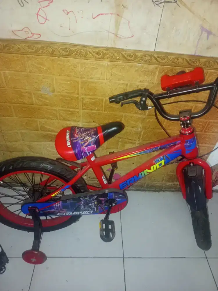 Sepeda anak merah