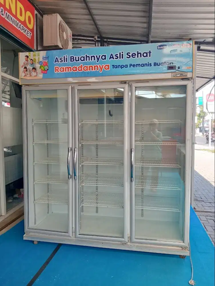 Showcase 3 pintu bekas GEA