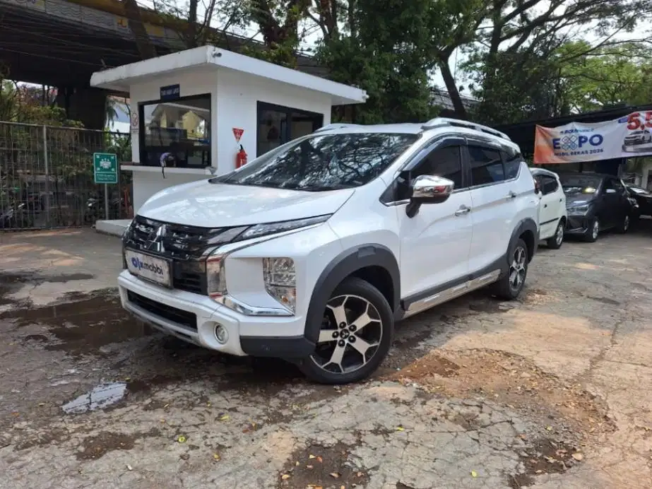 LOW DP Mitsubishi Xpander 1.5 Cross Bensin-AT 2021 YCJ