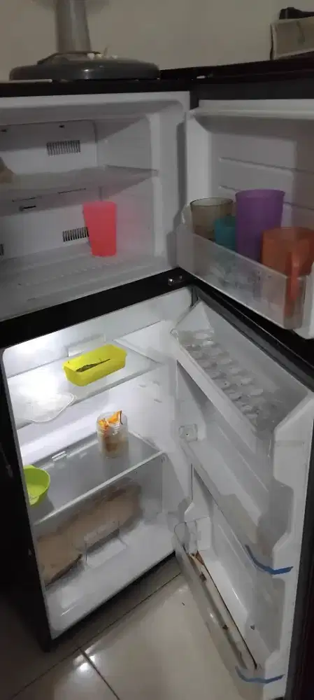 Di Jual Lemari Es 2 pintu