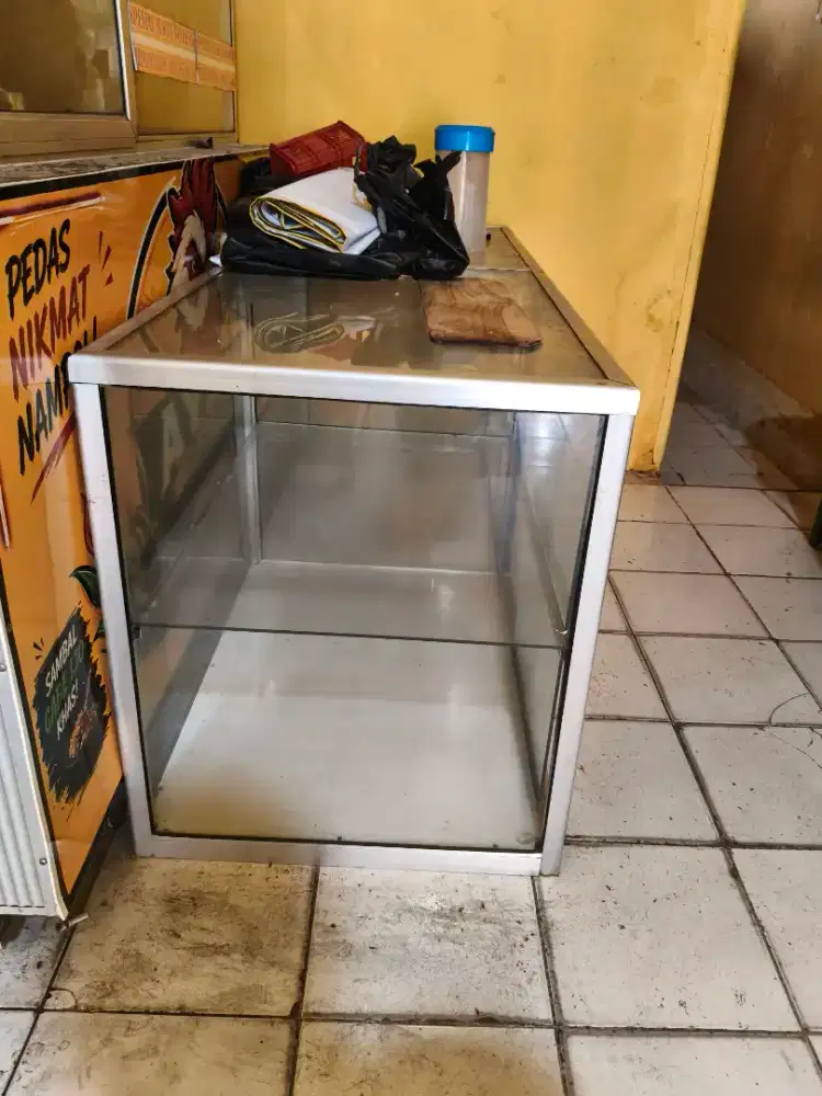 Etalase dijual second rasa baru
