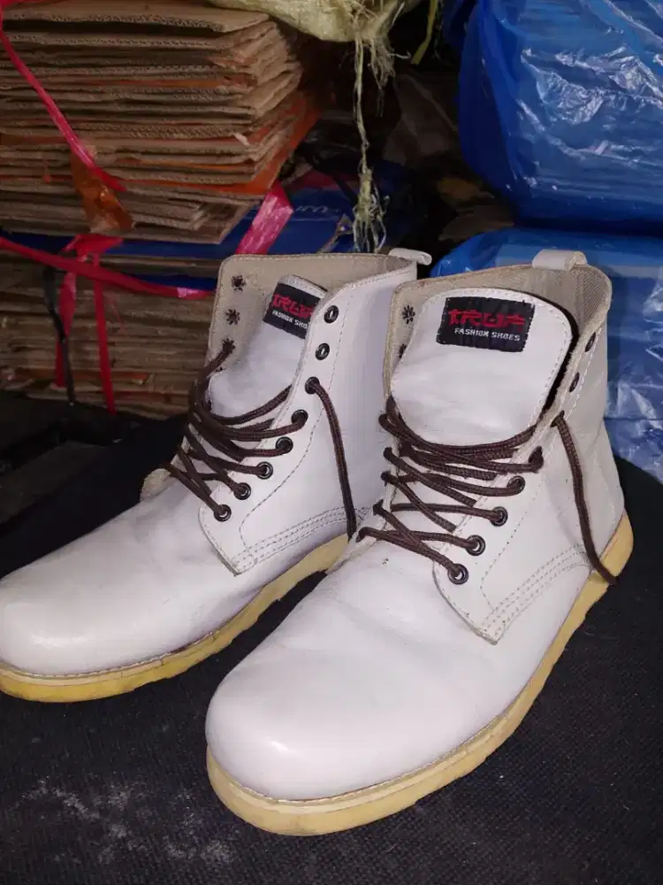 ​[Preloved] Sepatu Boots Tinggi Warna Putih (Fashion Shoes) - Size 43