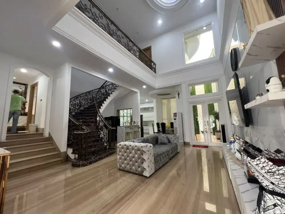 Rumah Green Garden Jakarta Barat Fully Furnished Mewah depan Taman