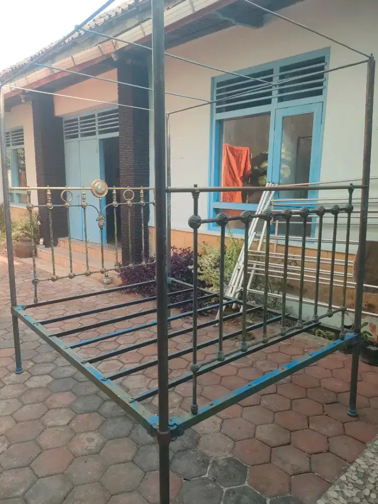 Ranjang besi kuno