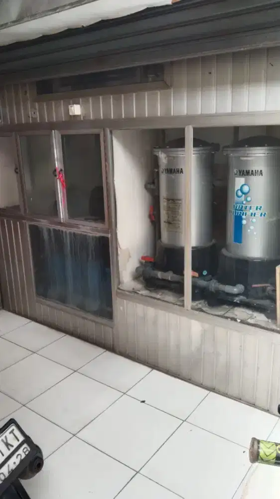 Dijual air isi ulang