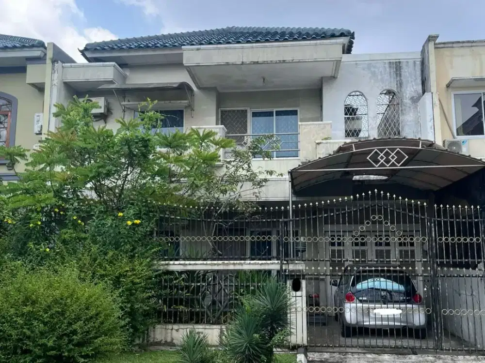 Rumah 2 Lantai 3+2 Kamar Hadap Barat di Taman Golf