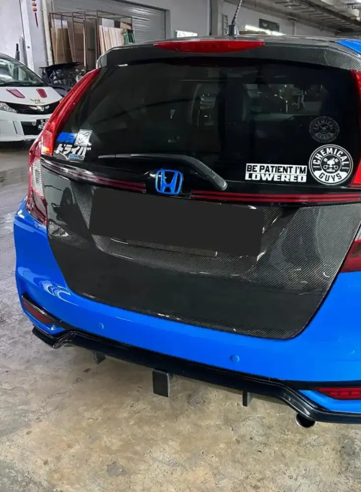 Karyawan Cuci Steam Mobil