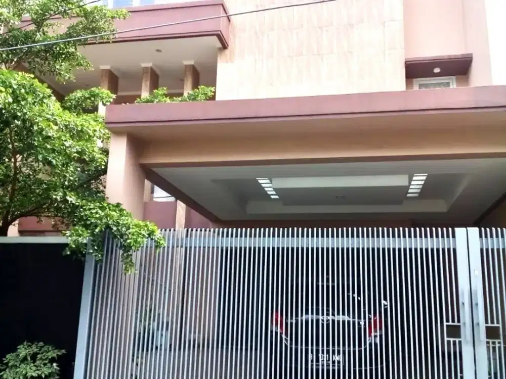 RUMAH CANTIK TAMAN ARIES KEMBANGAN 3 LANTAI, PARKIR 9 MOBIL