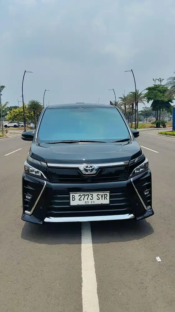 tdp 30 jt km 80 rb Toyota Voxy 2.0 thn 2018 hitam
