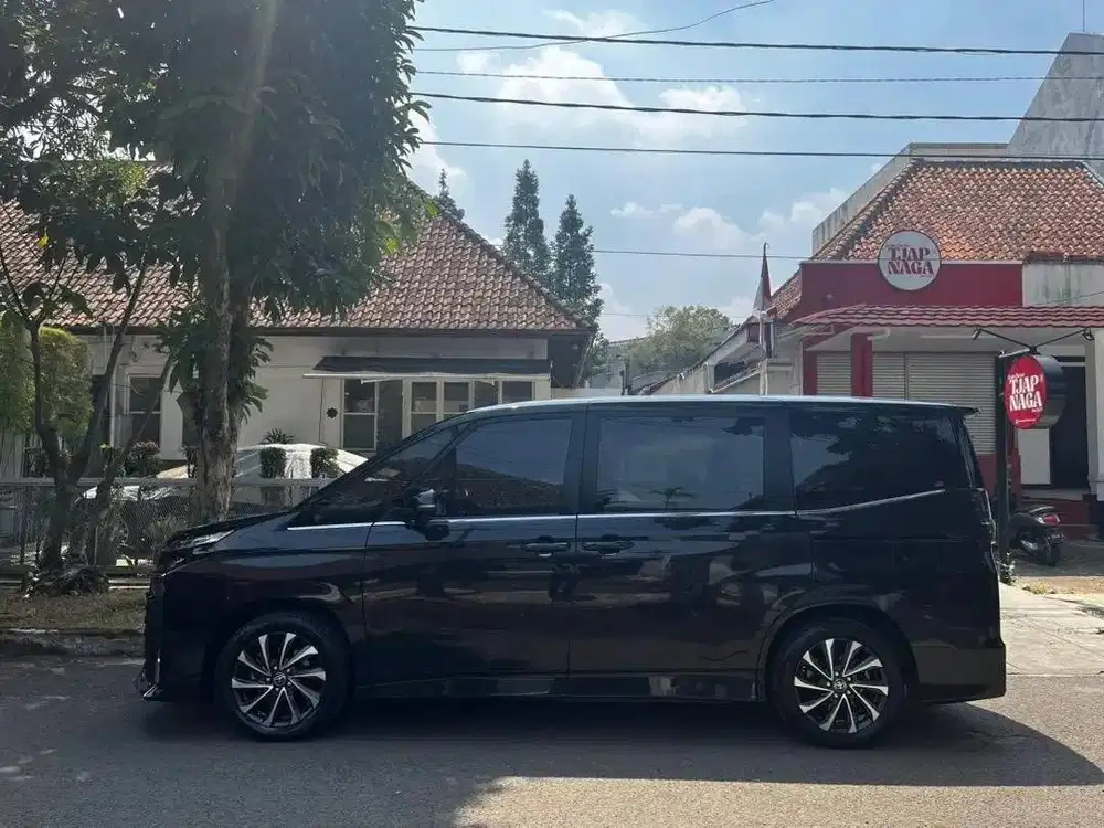 Toyota Voxy 2023 Plat D Hitam Bensin
