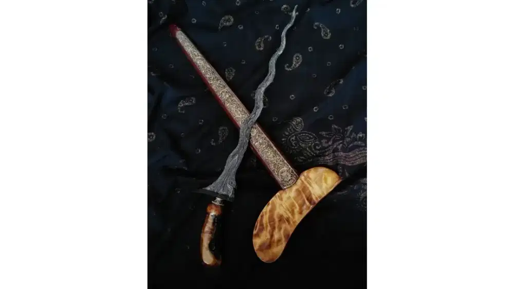 Keris Sepuh Sabuk Inten Luk 11 Pamor Pedaringan KebakTangguh Majapahit