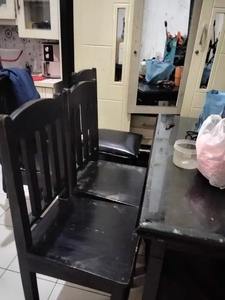 Meja makan 4 kursi