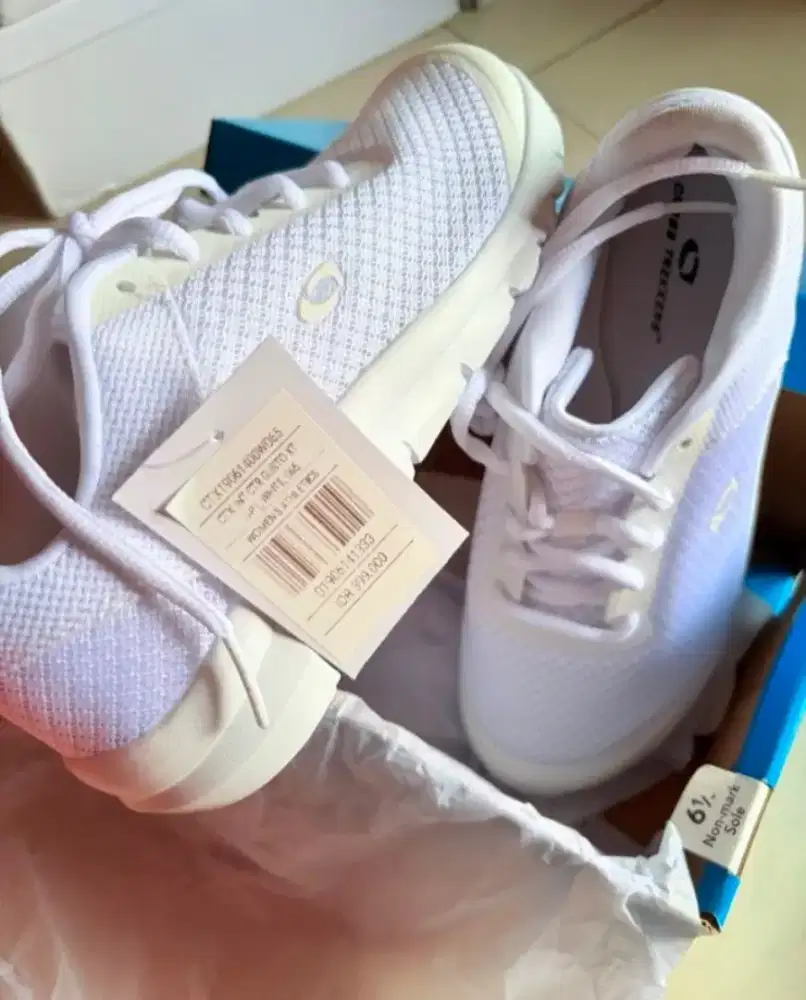 Sepatu Cross Trekkers Putih — Sneakers Casual Wanita