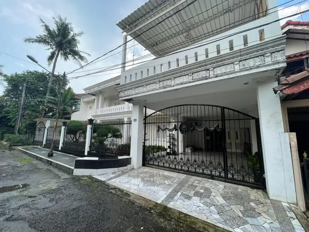 Rumah Lux Depan Lap Tenis di Jl Morotai Cinere