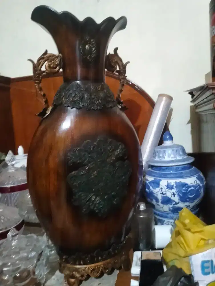 guci lama dari tanah liat, tinggi 66cm