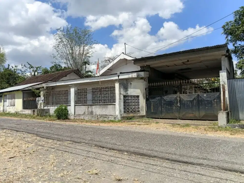 DIJUAL RUMAH HITUNG TANAH SAJA PINGGIR JALAN PERUMAHAN LOKASI TENGAH KOTA