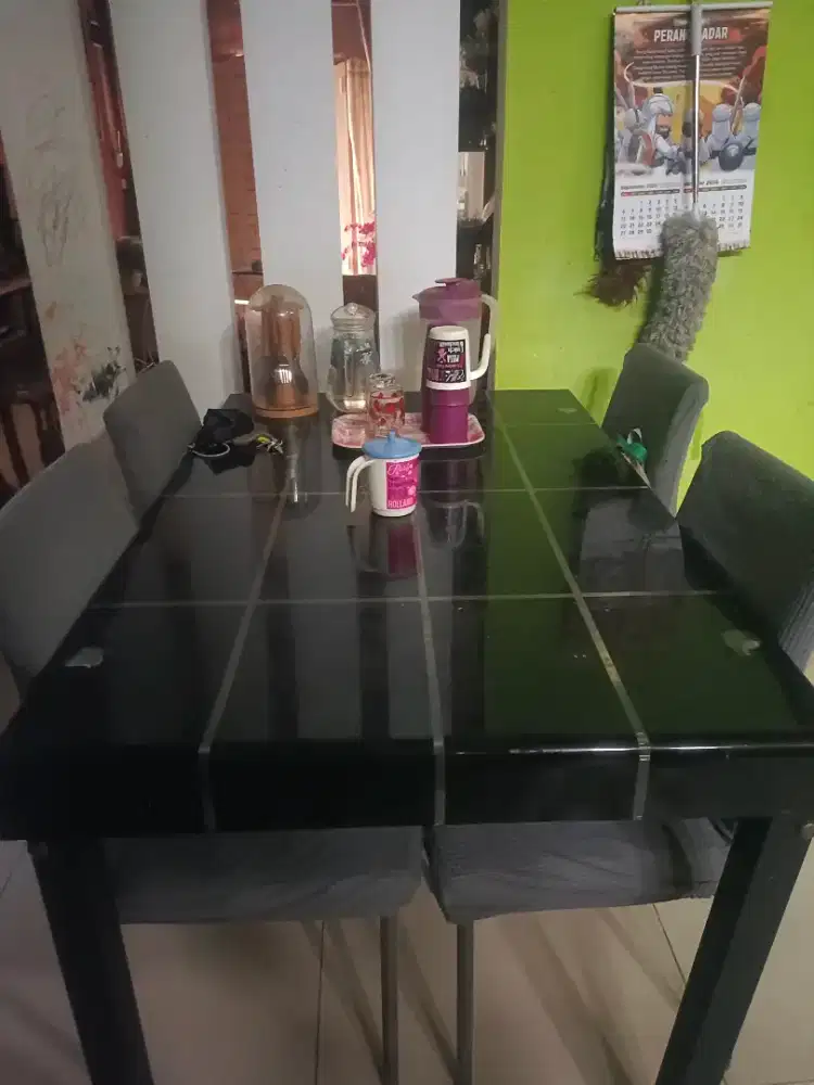 Meja makan kaca minimalis