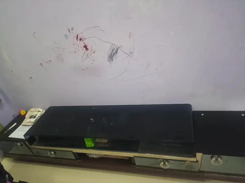 Meja TV kaca tebal minimalis