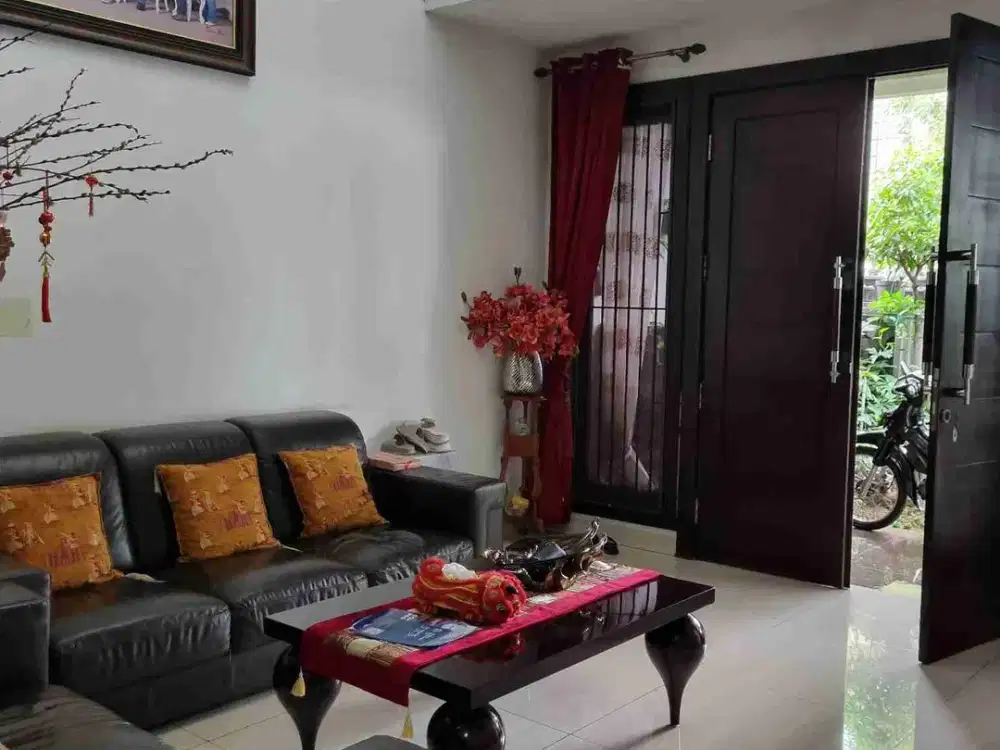 Rumah bagus 2,5 lantai di Permata Buana dengan Harga menarik