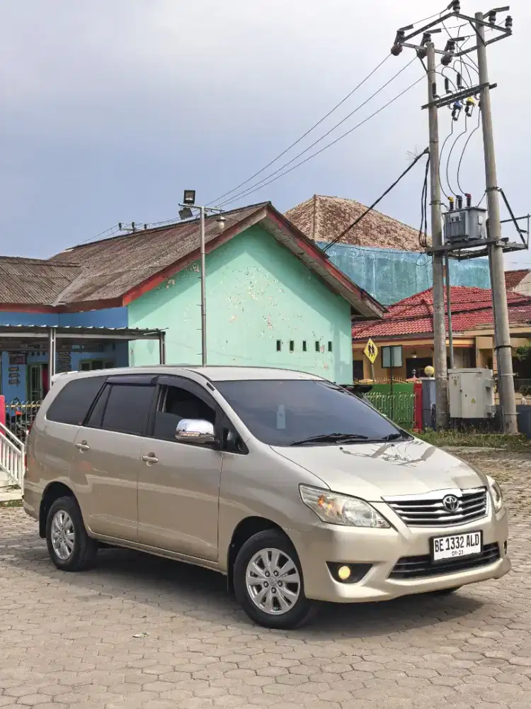 Innova G 2.5 AT 2012