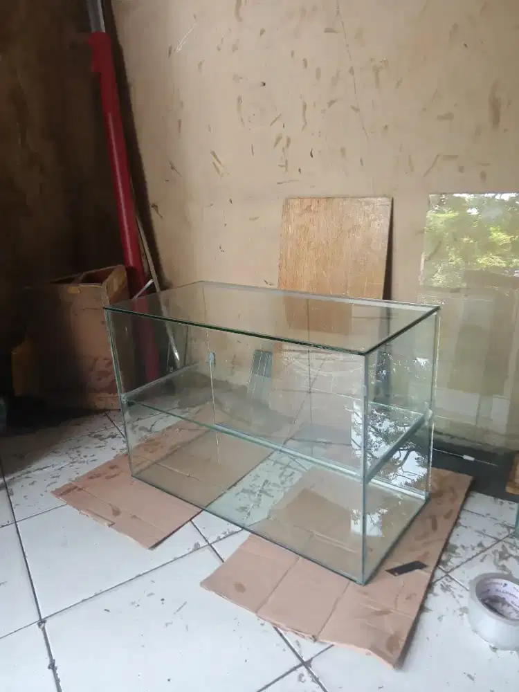 etalase kaca makanan kue ayam gorengan pulsa rokok dll