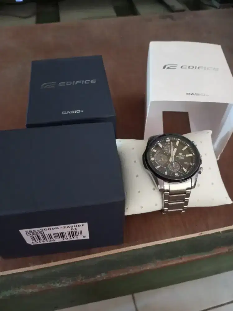 Jam tangan dengan merk