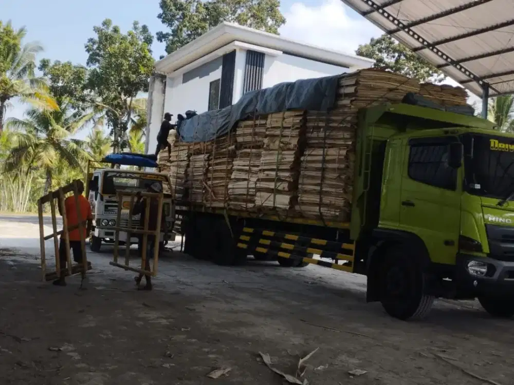 Tanah dan Gudang Pinggir Jalan Utama JLS Lumajang