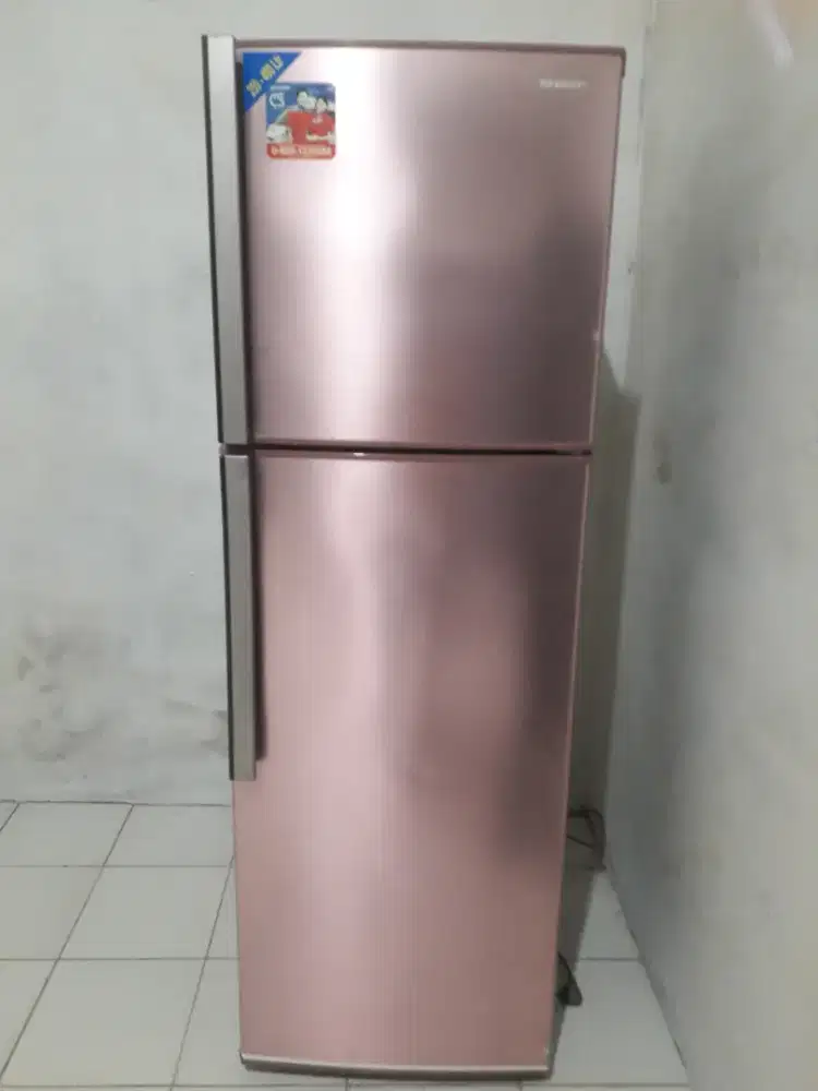 Di jual kulkas 2 pintu tinggi merk sharp normal dingin beku hrg 1,4jt