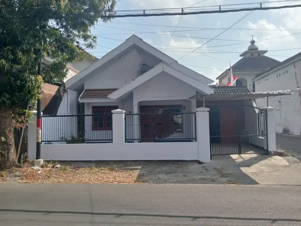DIJUAL RUMAH CANTIK PINGGIR JALAN DEKAT UNIVERSITAS JEMBER