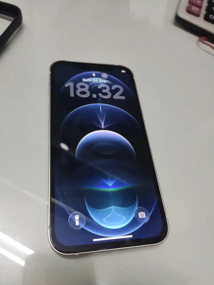 I phone 12 inter warna putih
