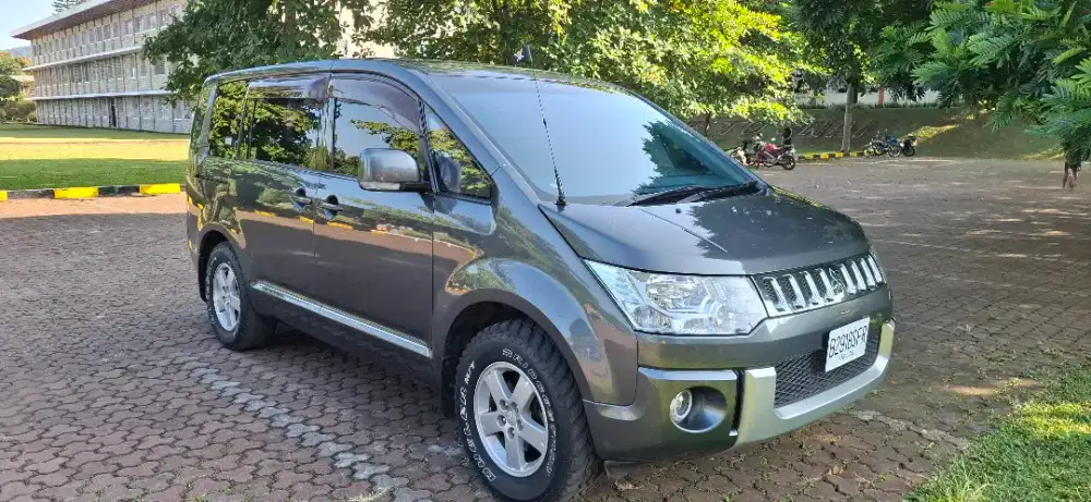 MITSUBISHI DELICA ISTIMEWA