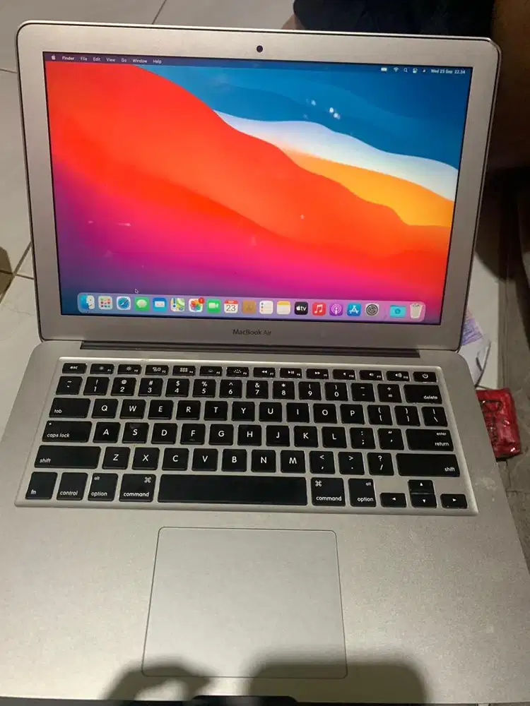MacBook Air 13” Early 2015 — i5 / 4GB / 256GB SSD