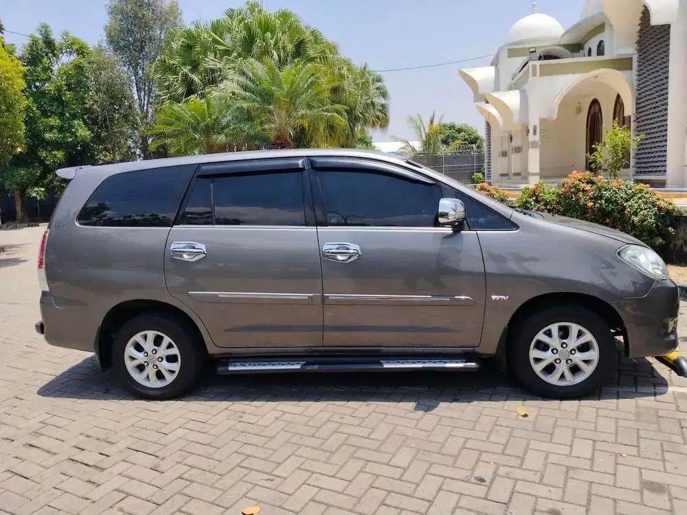 Toyota Kijang Innova 2010 Bensin