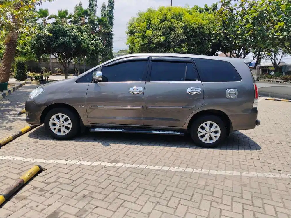Toyota Kijang Innova 2010 Bensin