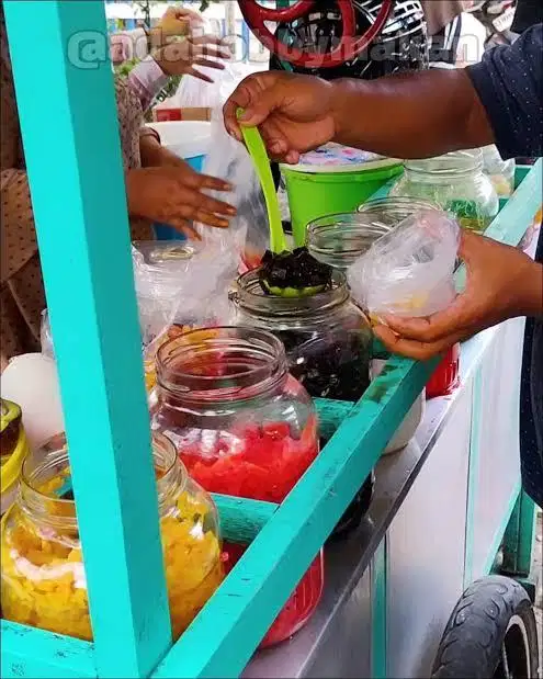 DICARI KARYAWAN UNTUK JAGA STAND ES CAMPUR