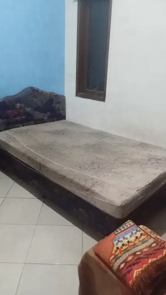 Dipan tempat tidur bonus kasur busa
