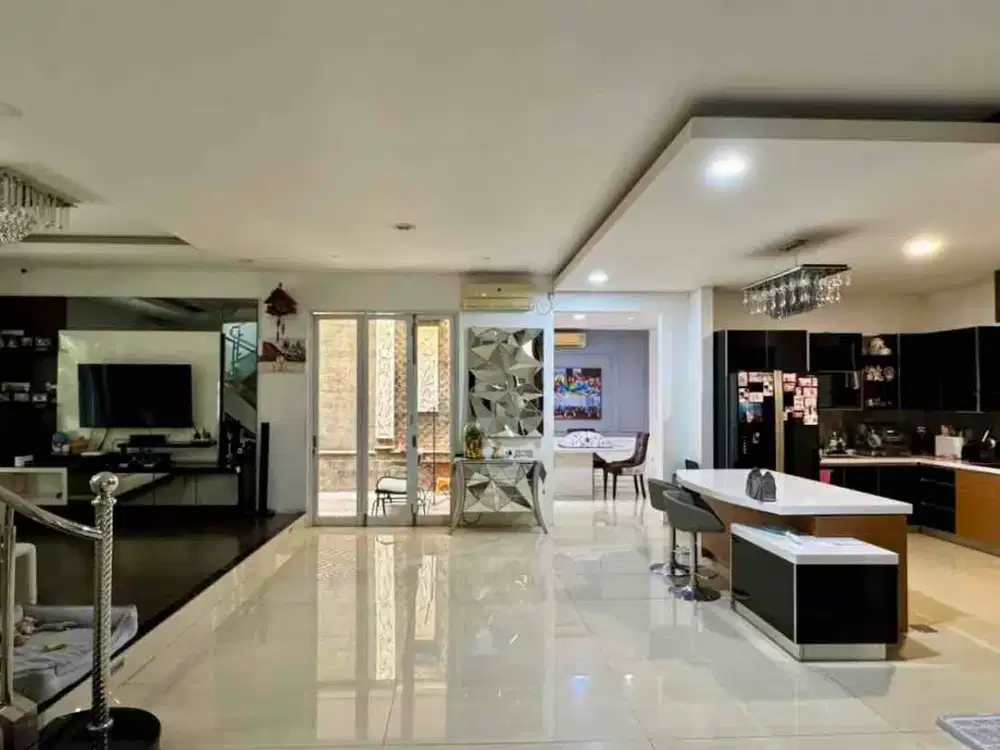 Rumah Mewah Besar 19,5×20 di Gading Kusuma Kelapa Gading
