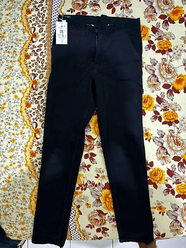 Chinos slim fit ukuran 28