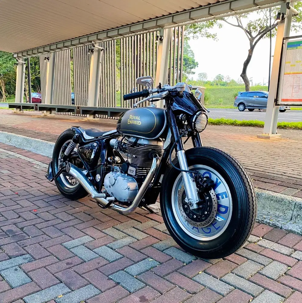 Royal Enfield Classic 500 Custom by Smoked Garage